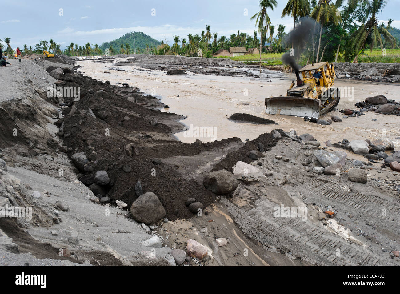 Les défenses contre les inondations près d'un village très endommagé par un lahar mud flow en mars 2011, Sirahan, Magelang, Yogyakarta, Java, Indonésie. Banque D'Images