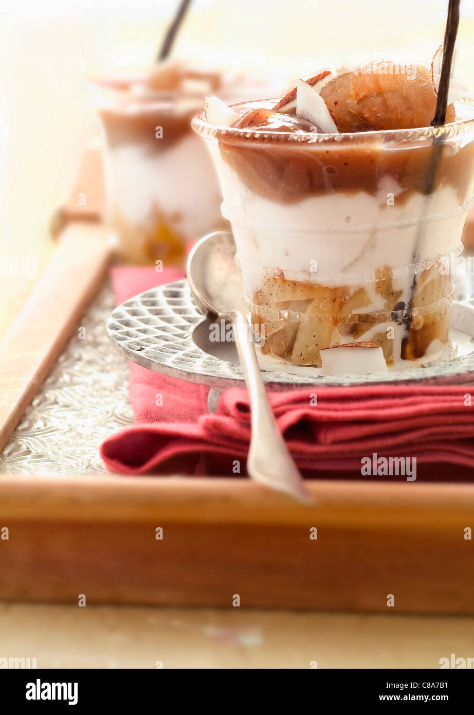 Fromage blanc aux pommes et noix de coco verrine Banque D'Images
