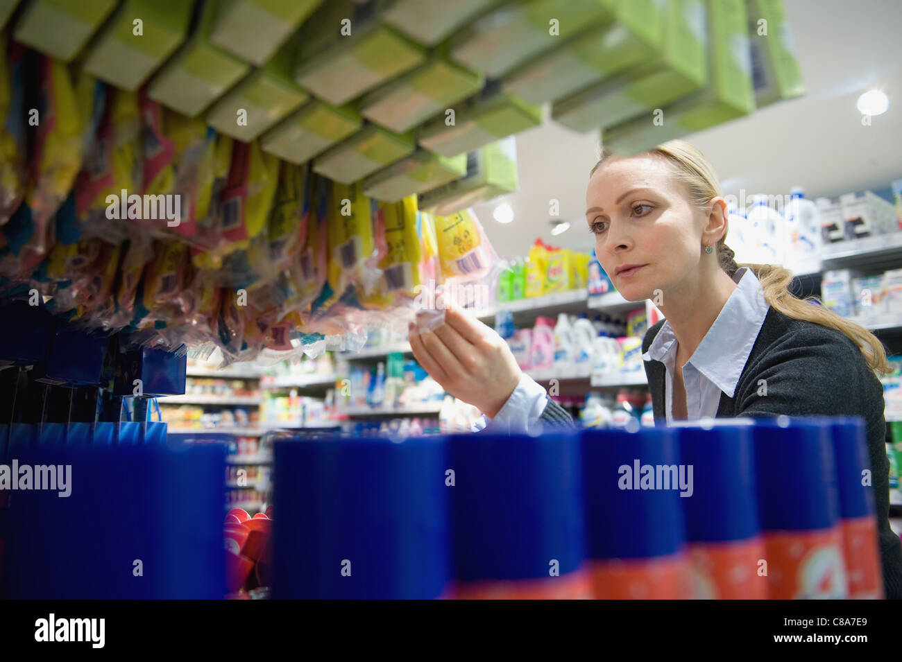 Une femme dans une pharmacie Banque D'Images