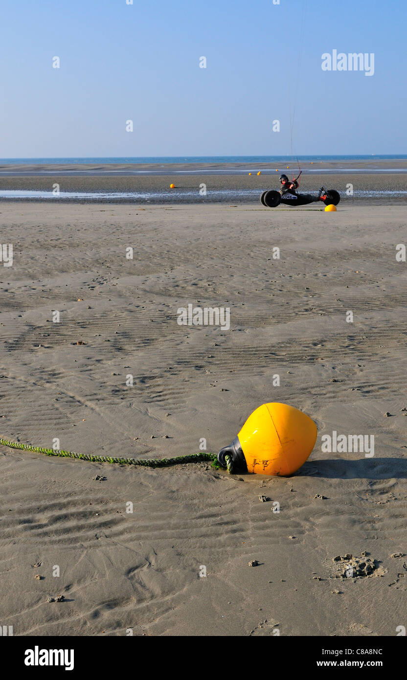 Bouées marqueurs de planches à voile situées dans le sable de West Wittering Beach, West Sussex, Angleterre, Royaume-Uni Banque D'Images
