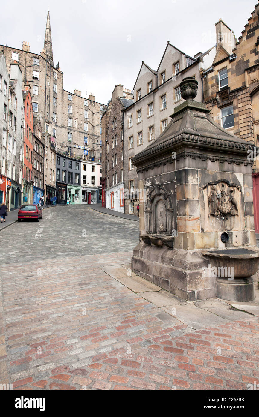 Edimbourg, Ecosse, situé dans la région d'Édimbourg Grassmarket rue sinueuse avec des boutiques haut de gamme sur route pavée Banque D'Images