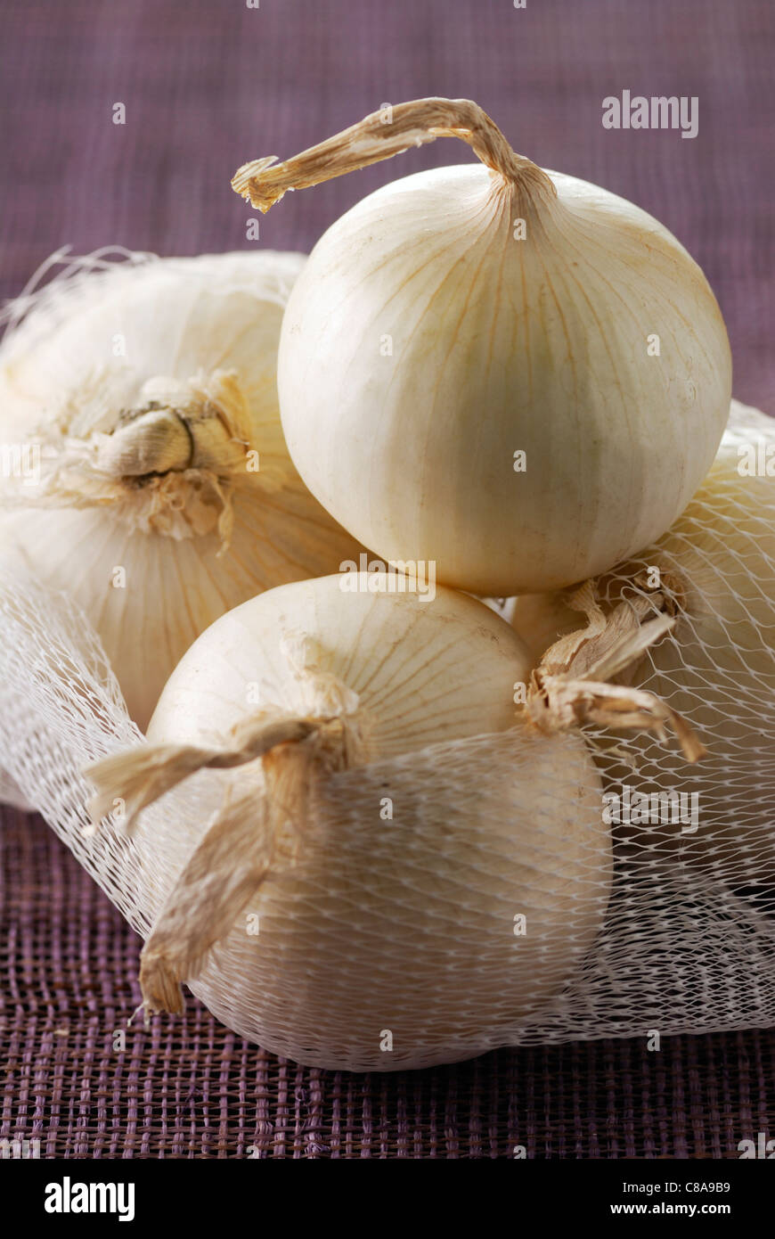 Sac de chaîne d'oignons blancs Banque D'Images