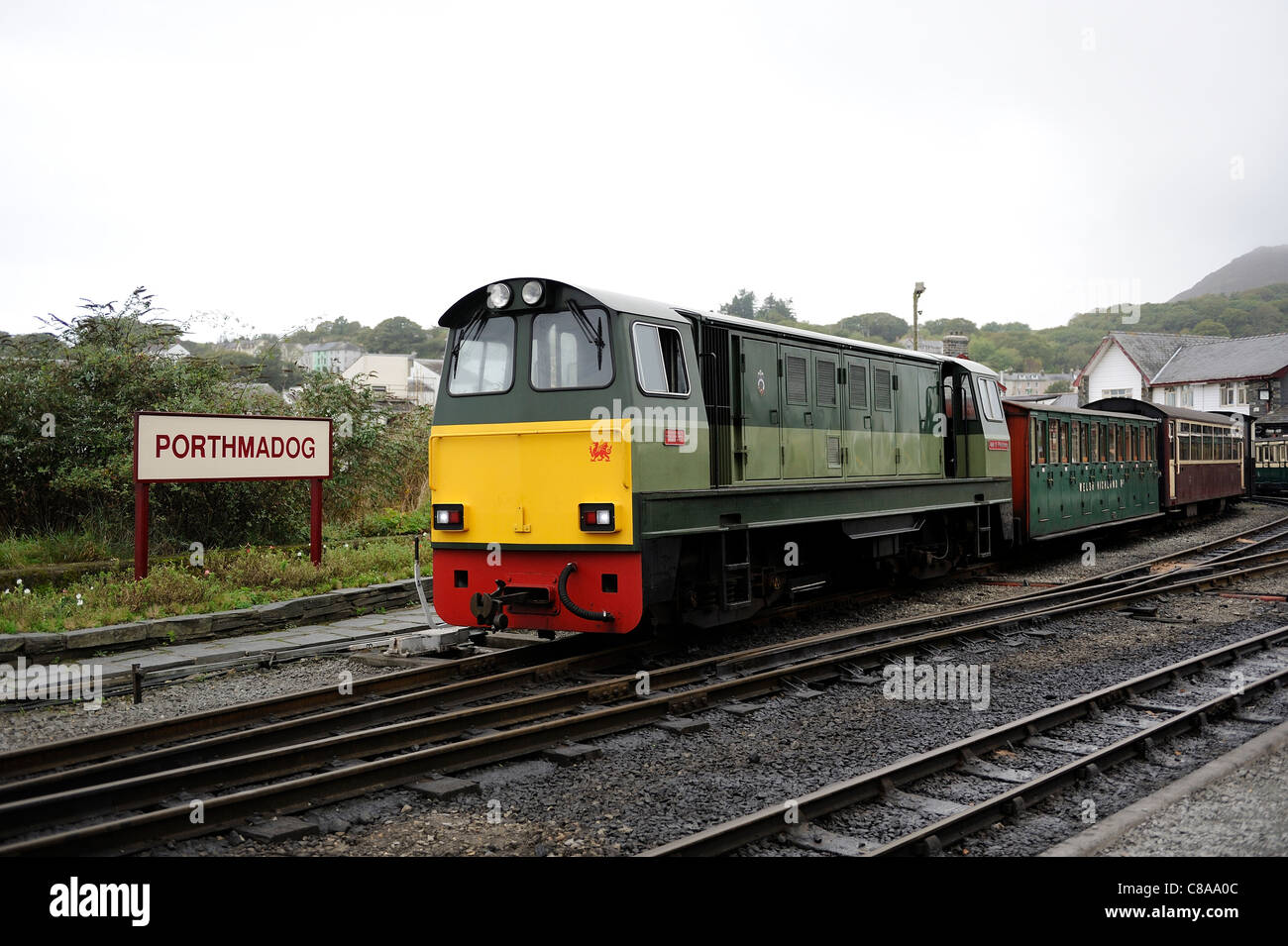 Vale de ffestiniog locomotive diesel l'exercice de ses fonctions sur le ffestiniog welsh highland railway station porthmadog wales uk Banque D'Images