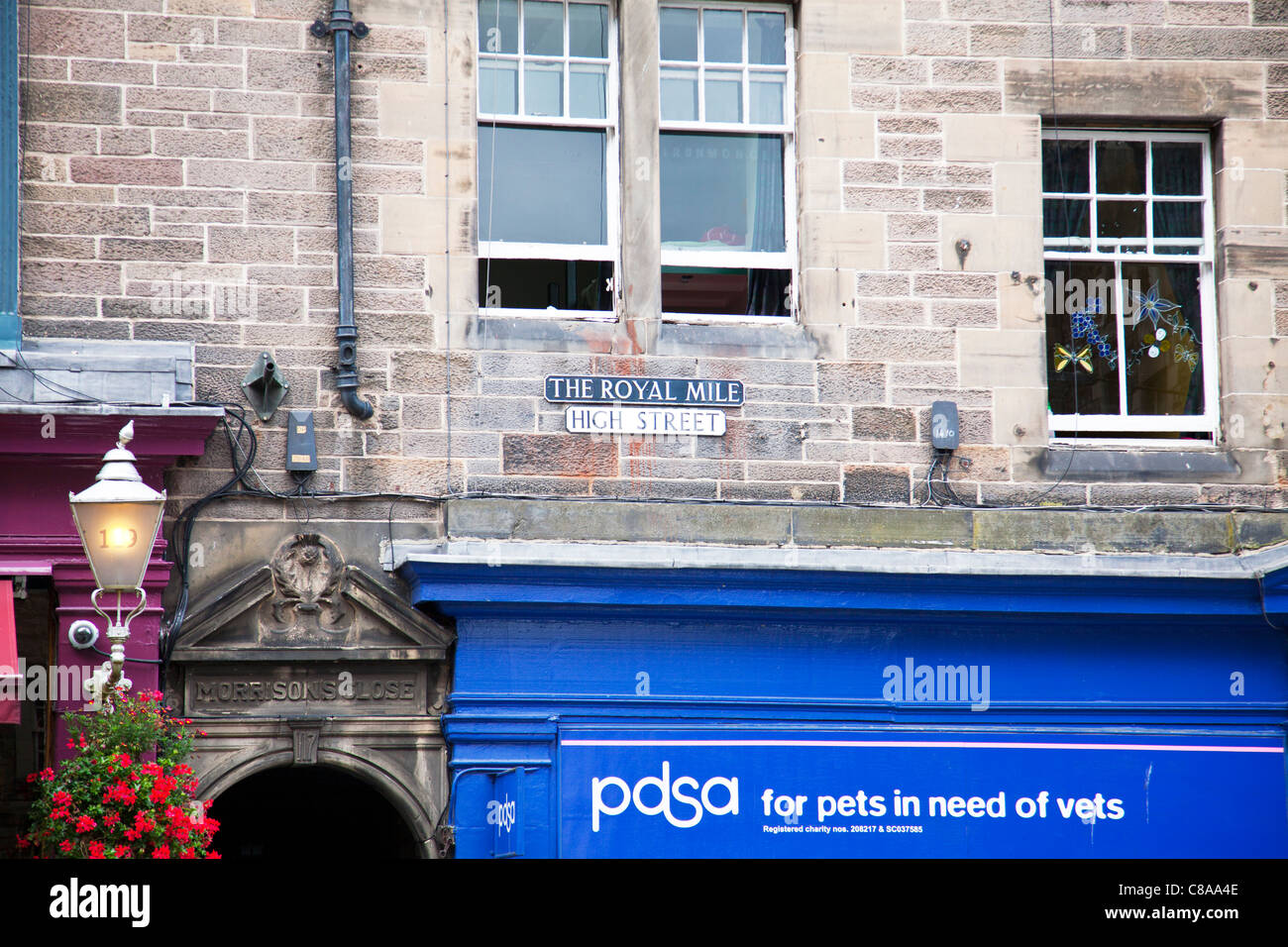 Edimbourg, Ecosse, le Royal Mile High Street, l'APSS animaux domestiques dans le besoin de vétérinaires shop sign Banque D'Images