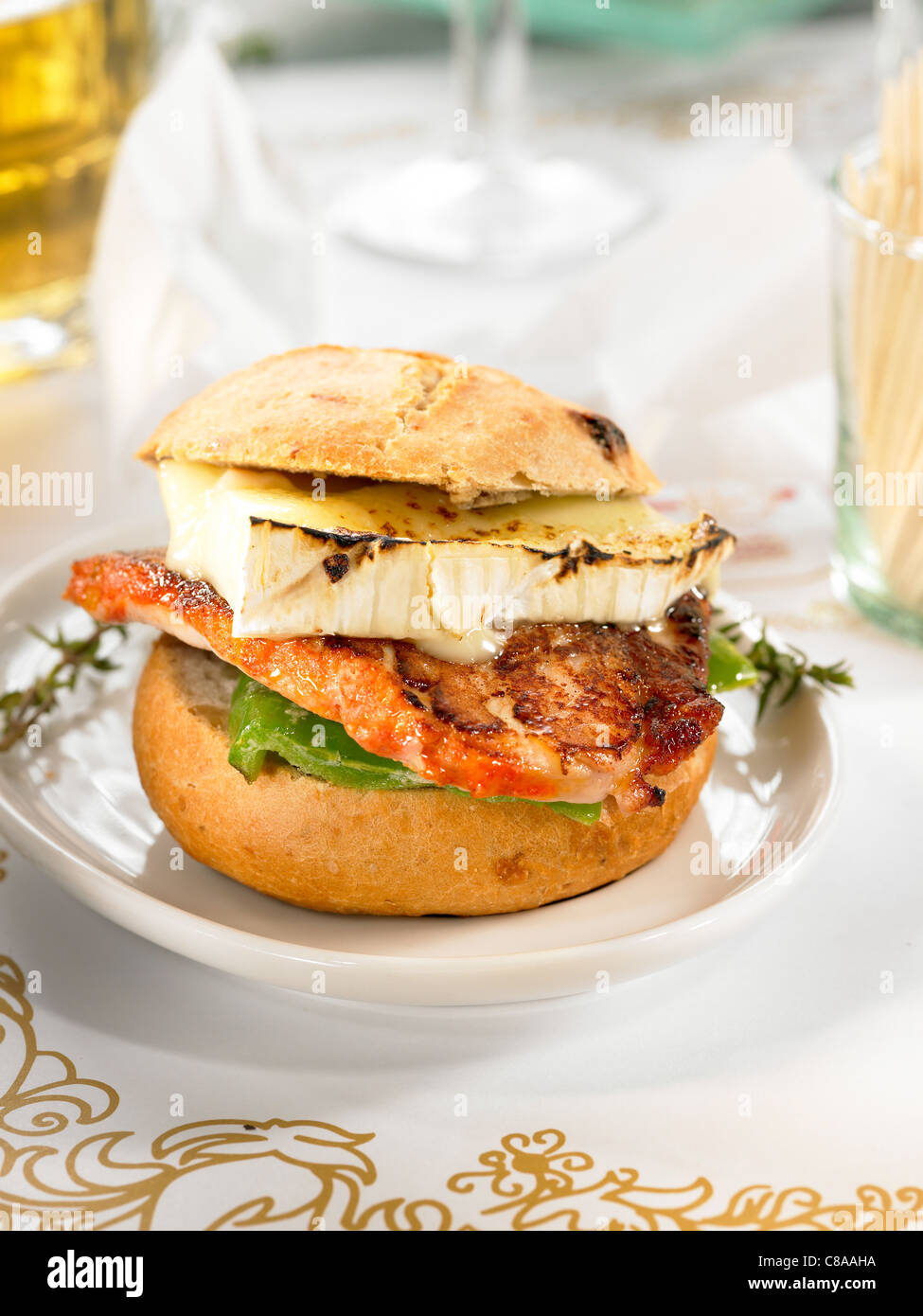 Base de porc et de Brie sandwich ouvert Banque D'Images