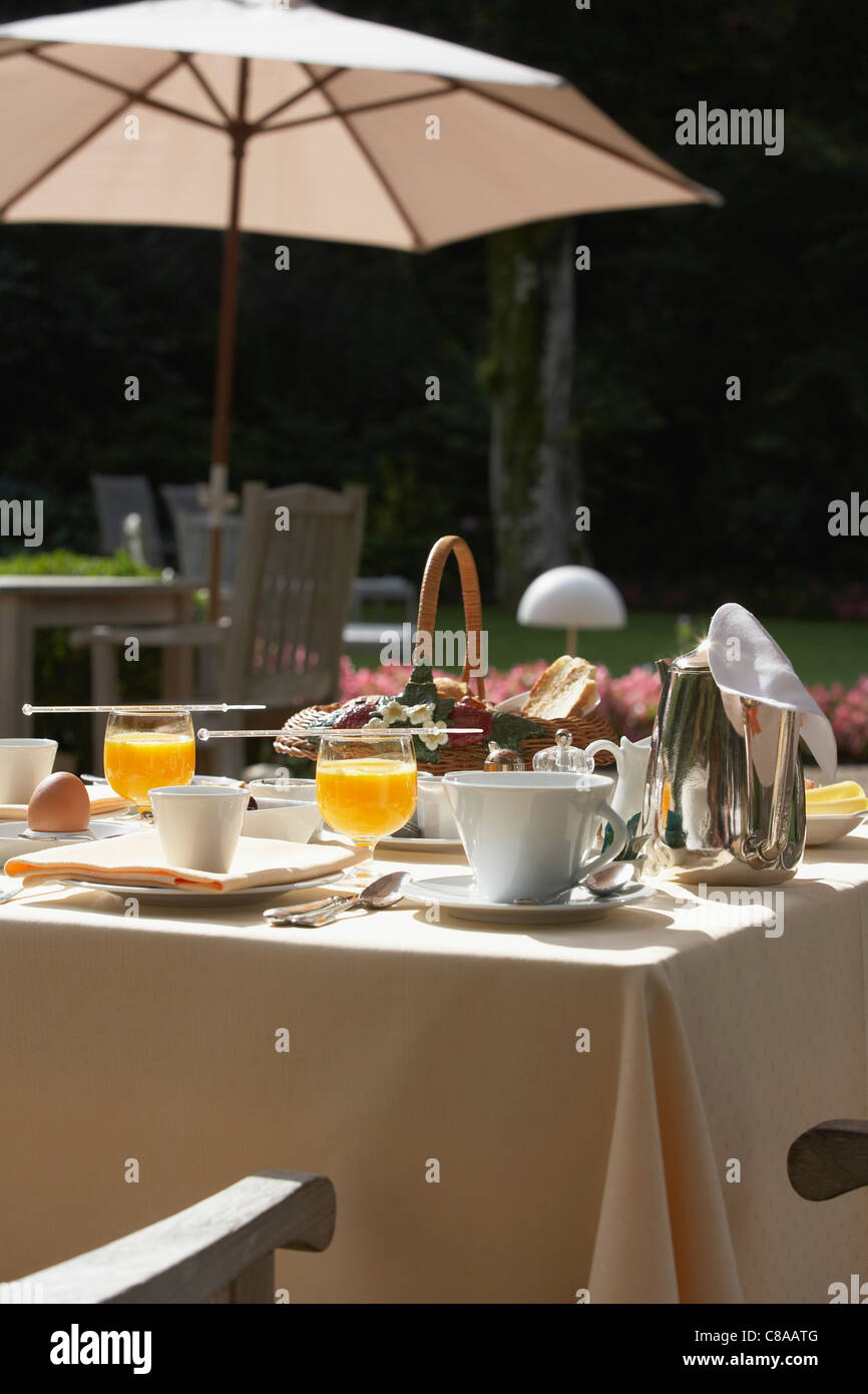 Table du petit déjeuner dans le jardin Banque D'Images