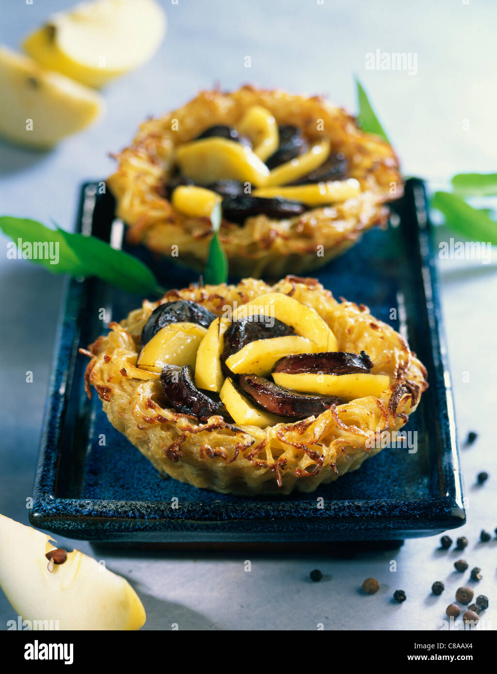 Apple,pommes de terre et boudin tartelettes Banque D'Images