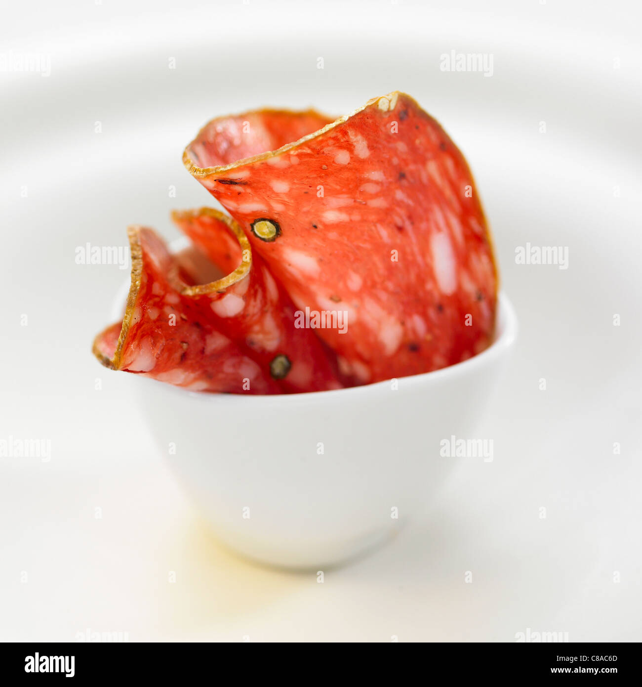 Saucisse sèche dans un bol Banque D'Images