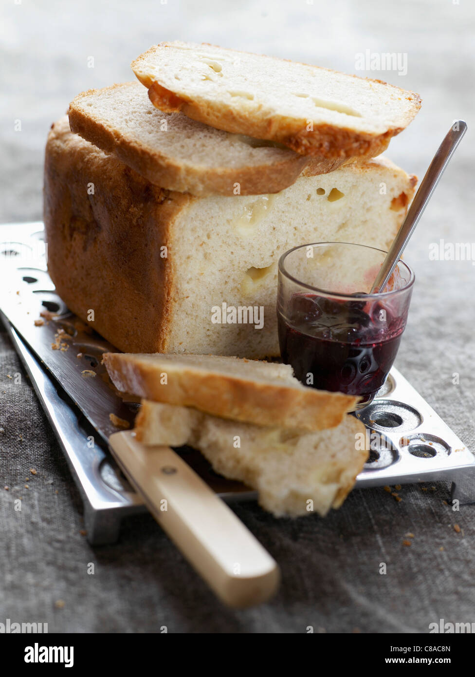 Hélène Darroze, fromage de brebis du pain fait de la machine avec confiture de cerises noires Banque D'Images