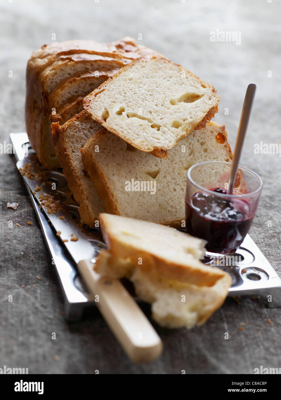 Hélène Darroze, fromage de brebis du pain fait de la machine avec confiture de cerises noires Banque D'Images