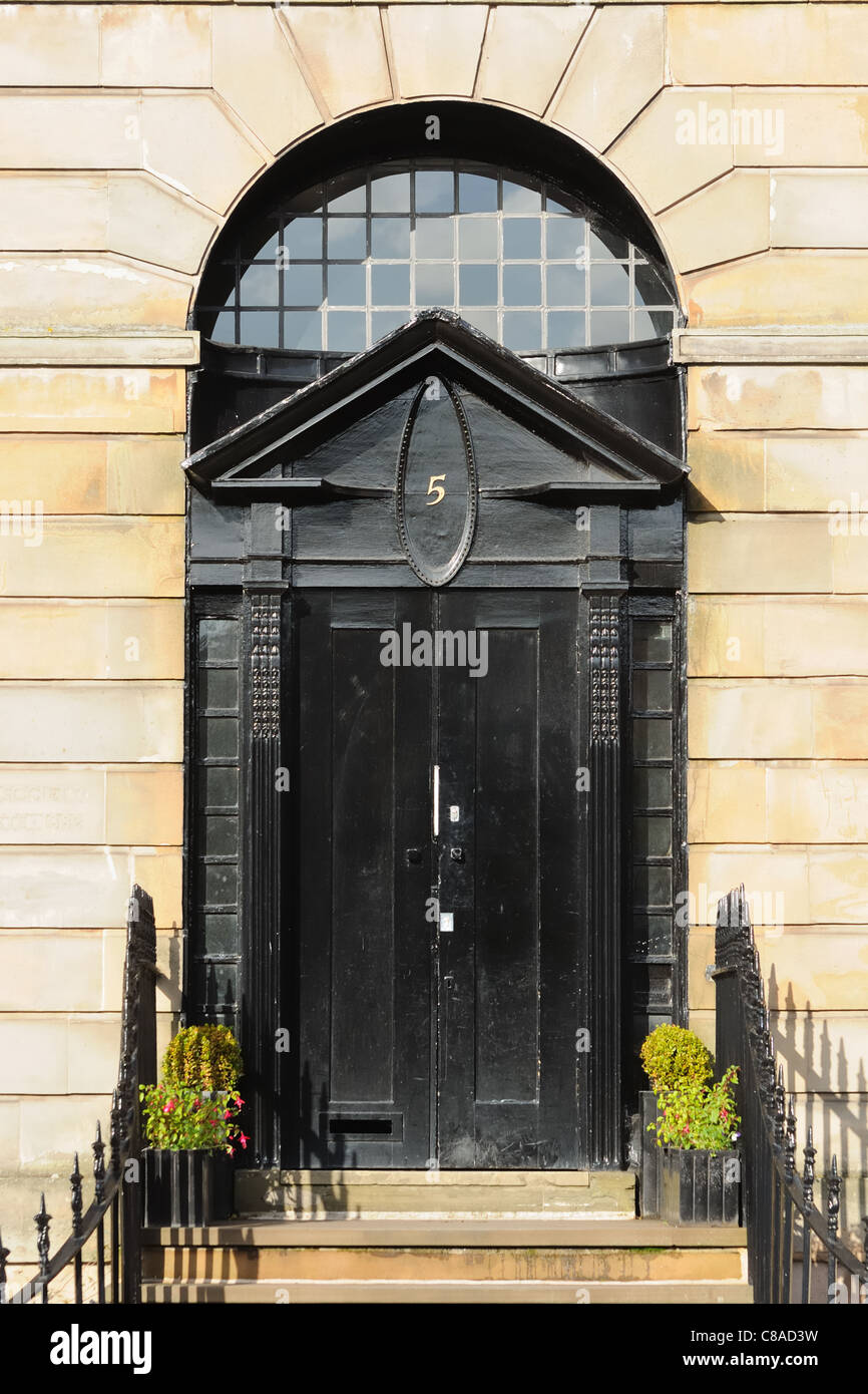 Charles Rennie Mackintosh grand noir porte décorative en arc à Blythswood Square, Glasgow, Royaume-Uni Banque D'Images