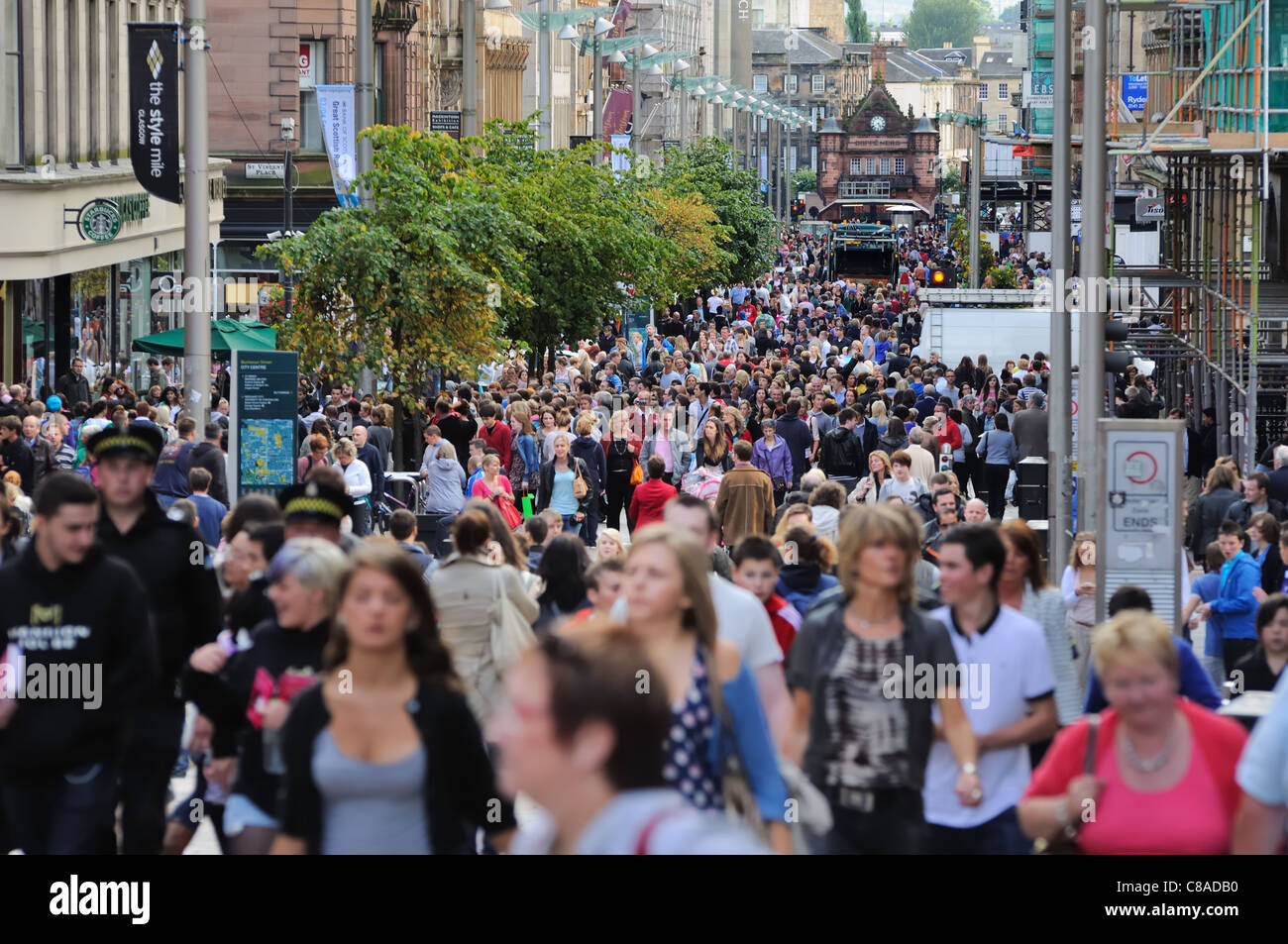 Buchanan Street dans le centre-ville de Glasgow sur une longue journée de shopping. Banque D'Images
