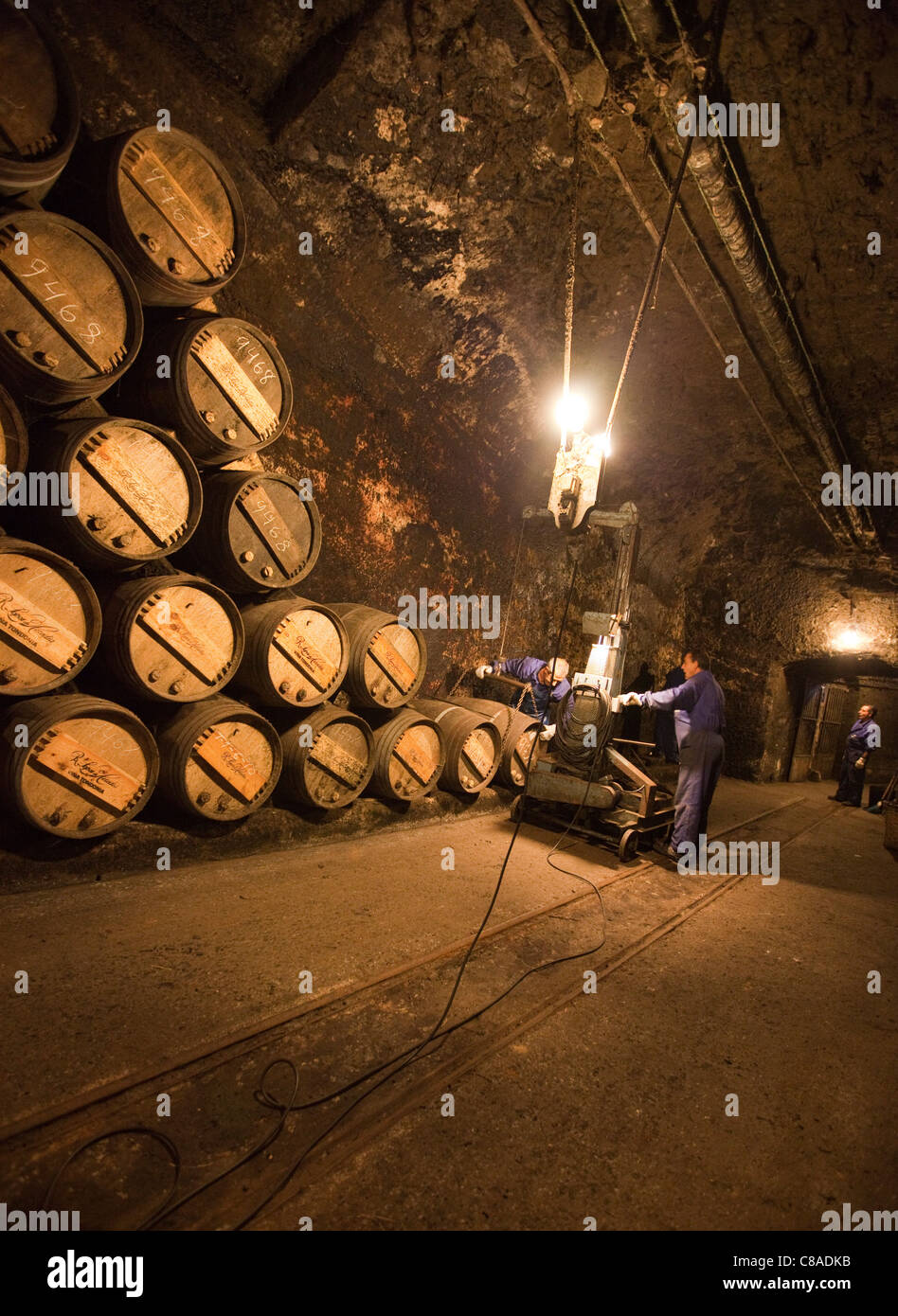 Lopez de Heredia Viña Tondonia Bodega caves avec les fûts de chêne et des travailleurs, en Espagne La Rioja Haro 110583 Espagne Banque D'Images