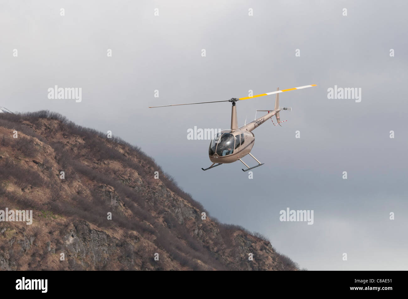 Robinson R44 Raven II hélicoptère en vol, Valdez fly-in et le spectacle aérien, Valdez, en Alaska. Banque D'Images