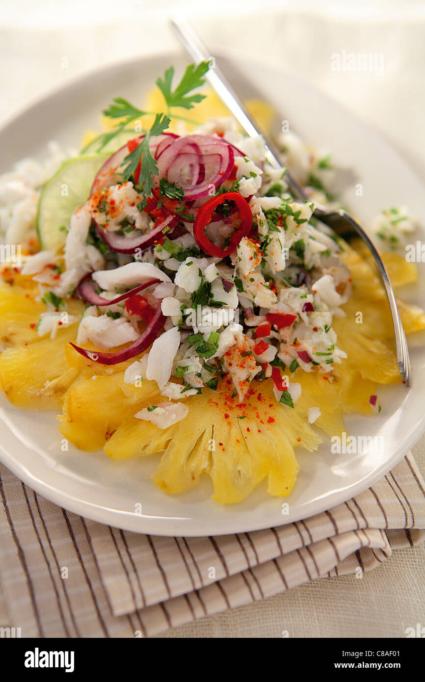 Poisson blanc, rouge poivre et salade d'ananas Banque D'Images