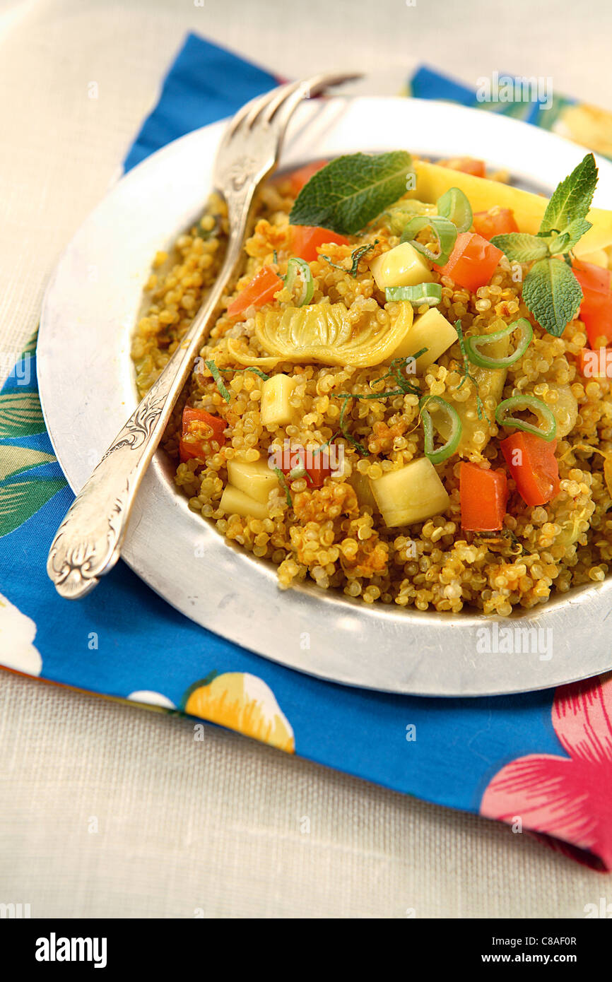 Taboulé de quinoa et de légumes Banque D'Images