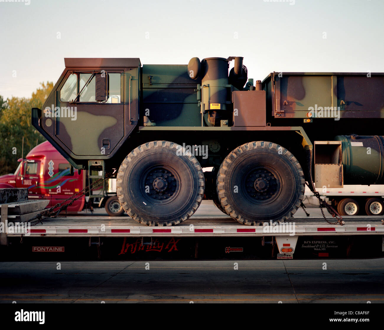 Un véhicule militaire stationné à l'extérieur d'une station service à North Platte, Nebraska. Banque D'Images