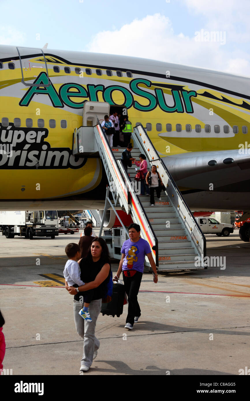 Passagers débarquant du vol Aerosur de Santa Cruz (Bolivie) à l'aéroport de Madrid Barajas, Espagne Banque D'Images