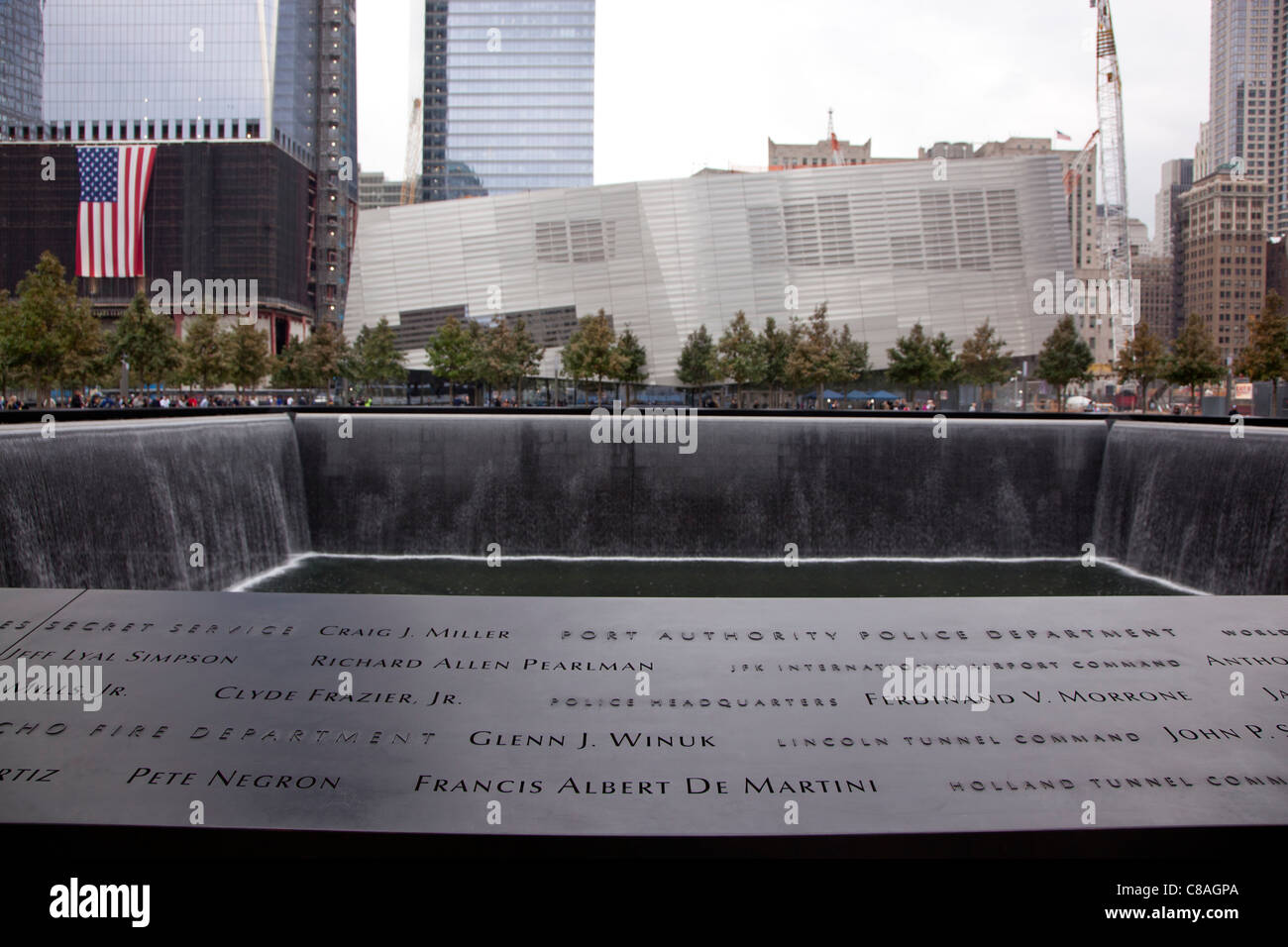 Les deux piscines du monument commémoratif du 11 septembre au World Trade Center.avec le musée dans l'arrière-plan. Banque D'Images