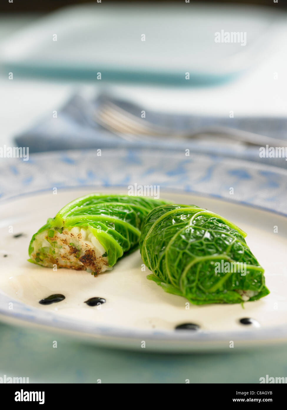 Feuilles de chou farcies aux poireaux et oignons,squid Banque D'Images