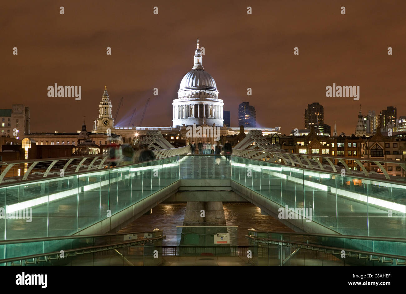 Les objectifs du Millénaire pour pied Bridge à Londres la nuit. La Cathédrale St Paul. Banque D'Images