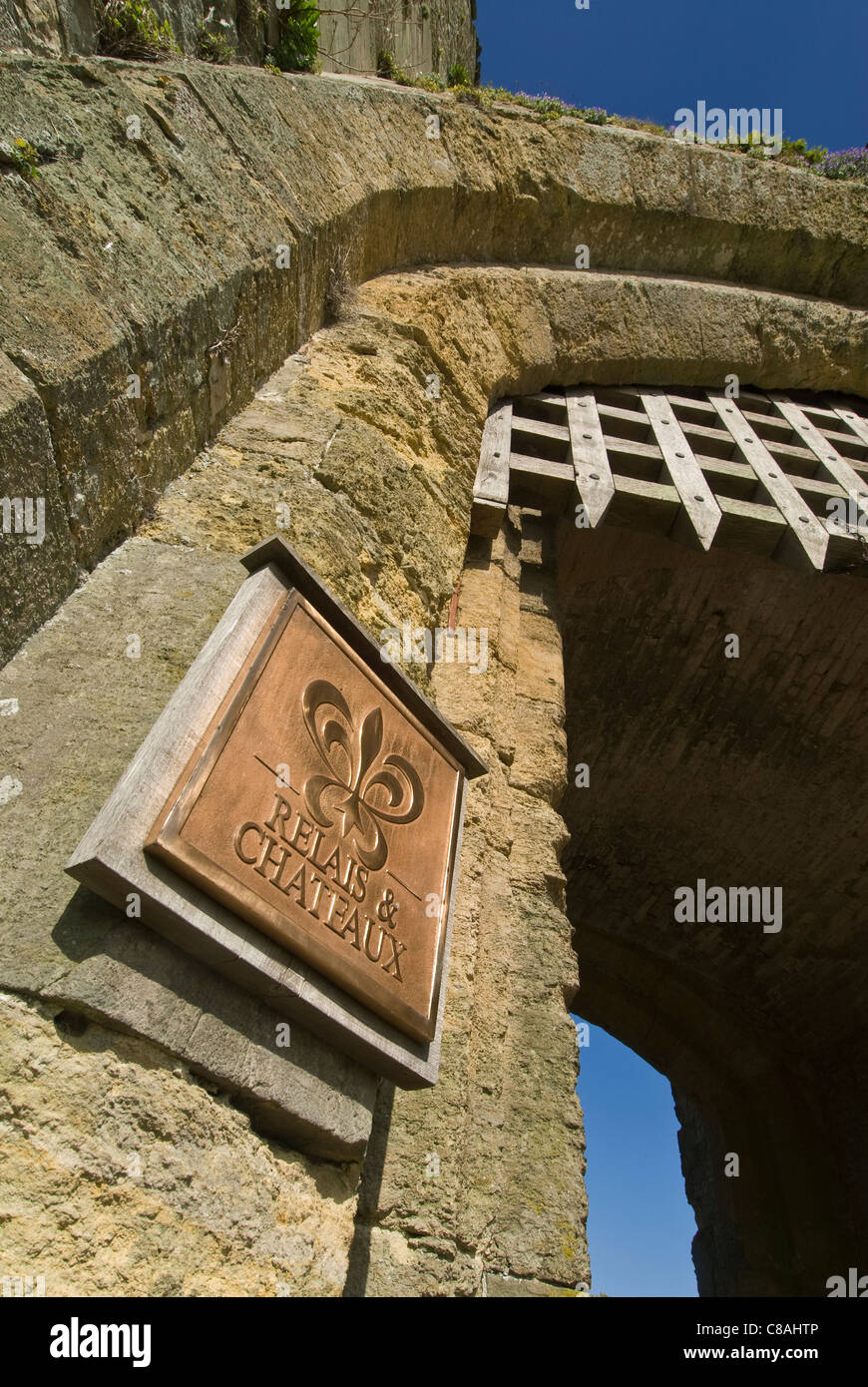 Plaque en laiton Relais & Châteaux à l'entrée du Keep AMBERLEY CASTLE avec portcullis un hôtel historique exclusif Amberley West Sussex Royaume-Uni Banque D'Images