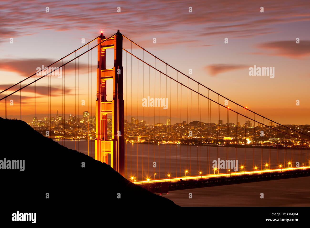Juste avant l'aube au-dessus du Golden Gate Bridge à San Francisco, California USA au-delà Banque D'Images
