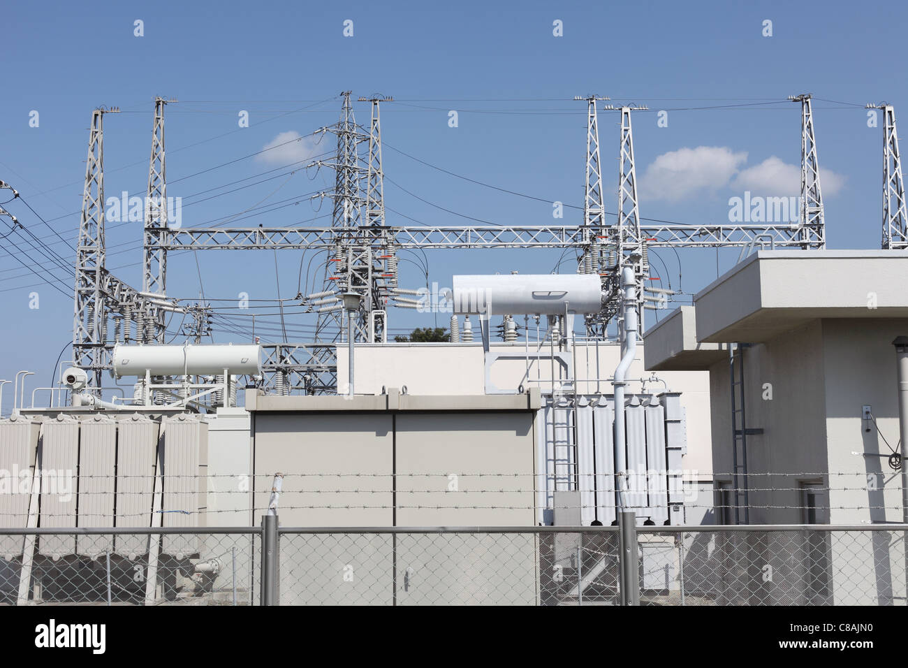 Sous-station de transformation électrique avec ciel bleu Banque D'Images