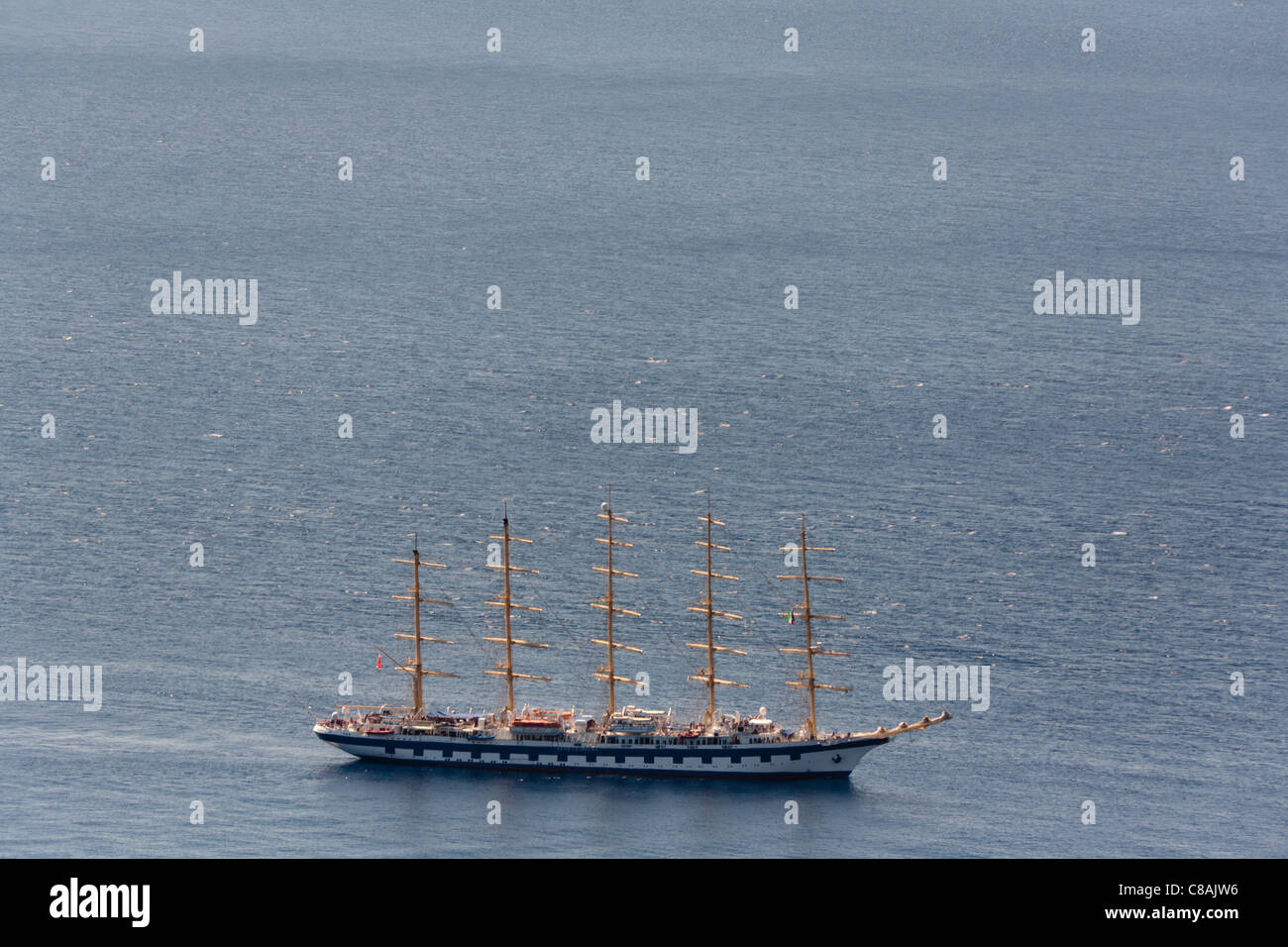 Un clipper voile au large de la côte de la Sicile, Italie Banque D'Images