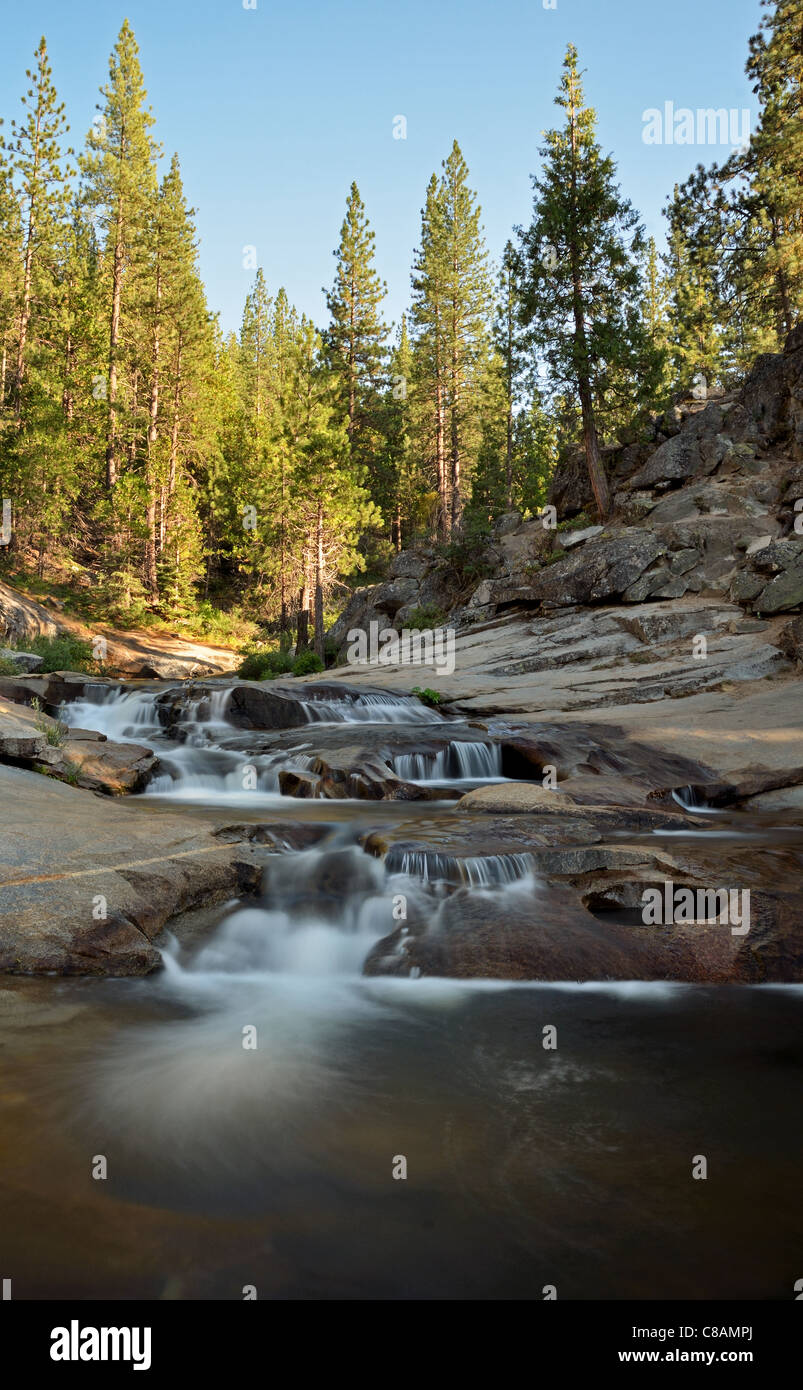 Une rivière au Kings Canyon en Californie qui se jettent dans le lac Hume Banque D'Images
