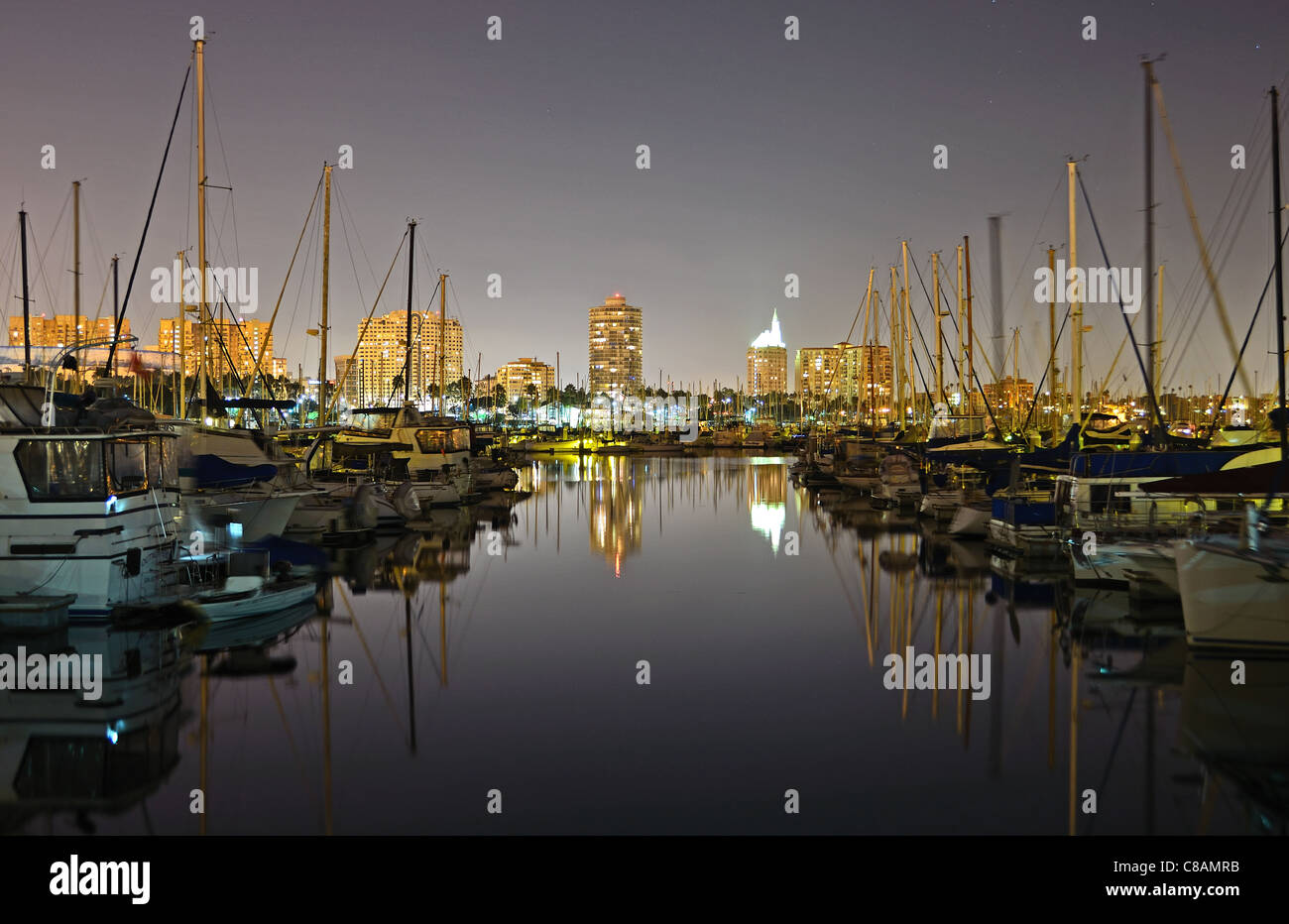 Une vue sur le port de Long Beach de nuit avec le centre-ville en arrière-plan Banque D'Images