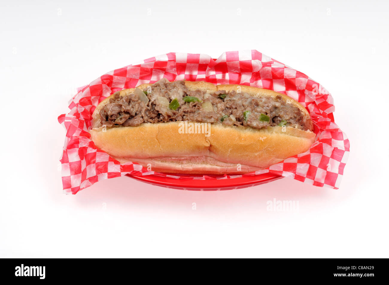 Philly cheesesteak en rétro panier en plastique rouge sur fond blanc découpé. Banque D'Images