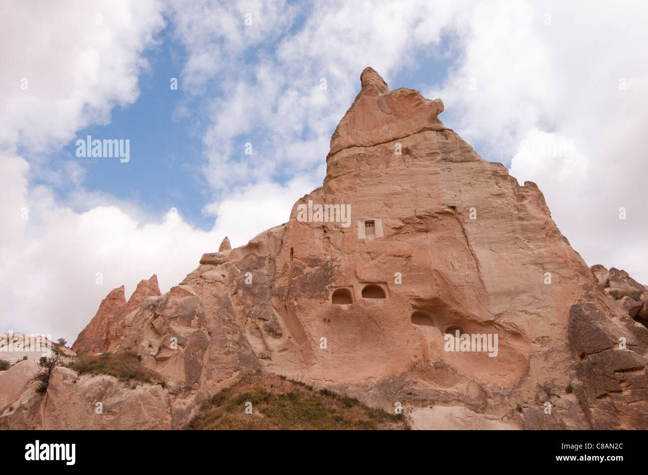 Rock formation avec portes et fenêtres près de Göreme, Cappadoce, Turquie Banque D'Images