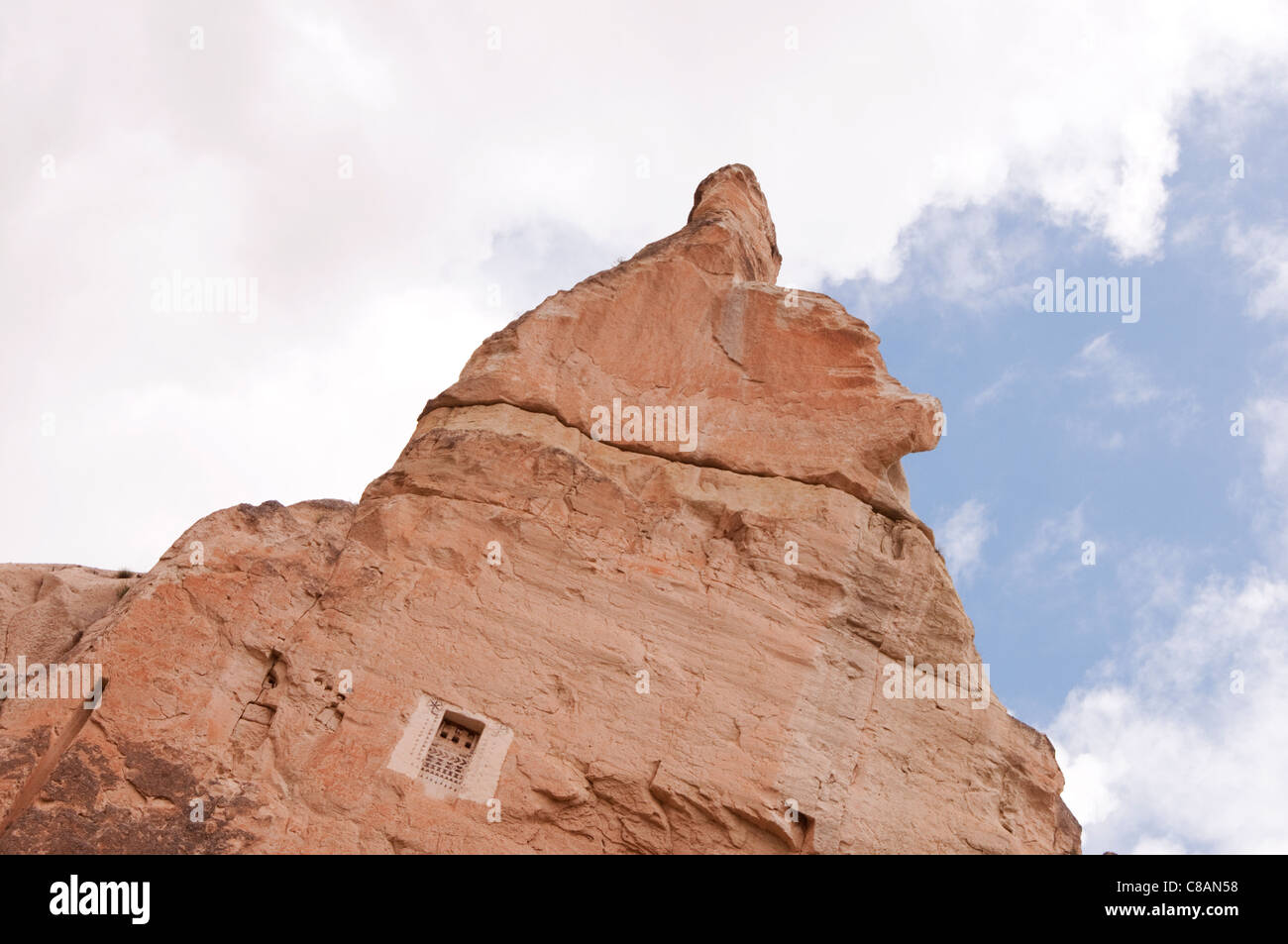 Rock formation avec portes et fenêtres près de Göreme, Cappadoce, Turquie Banque D'Images