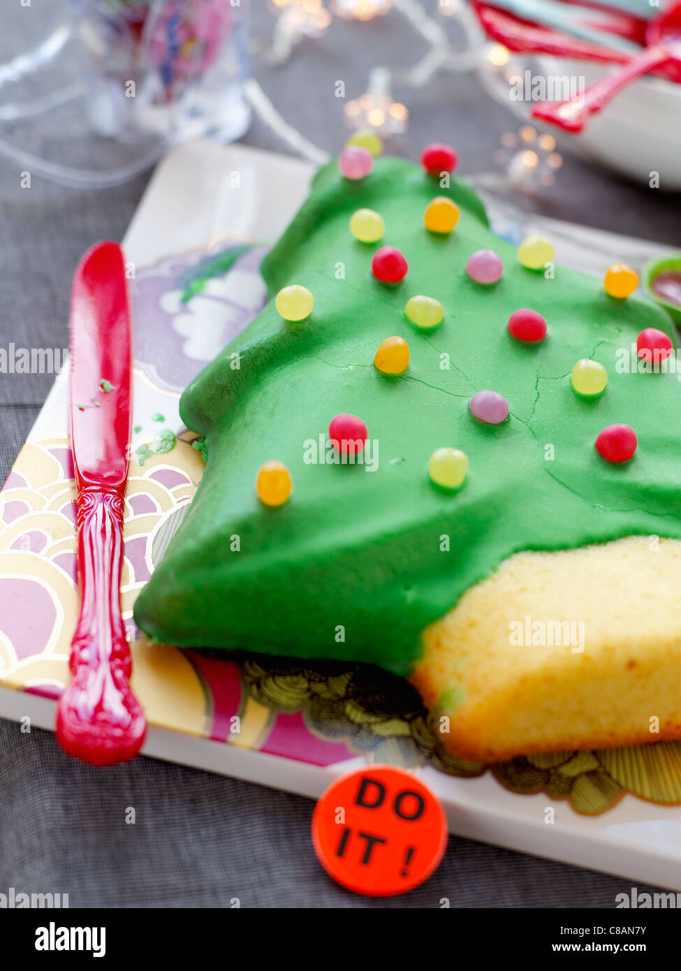 Gâteau en forme de sapin de Noël décoré avec des Dragibus Banque D'Images