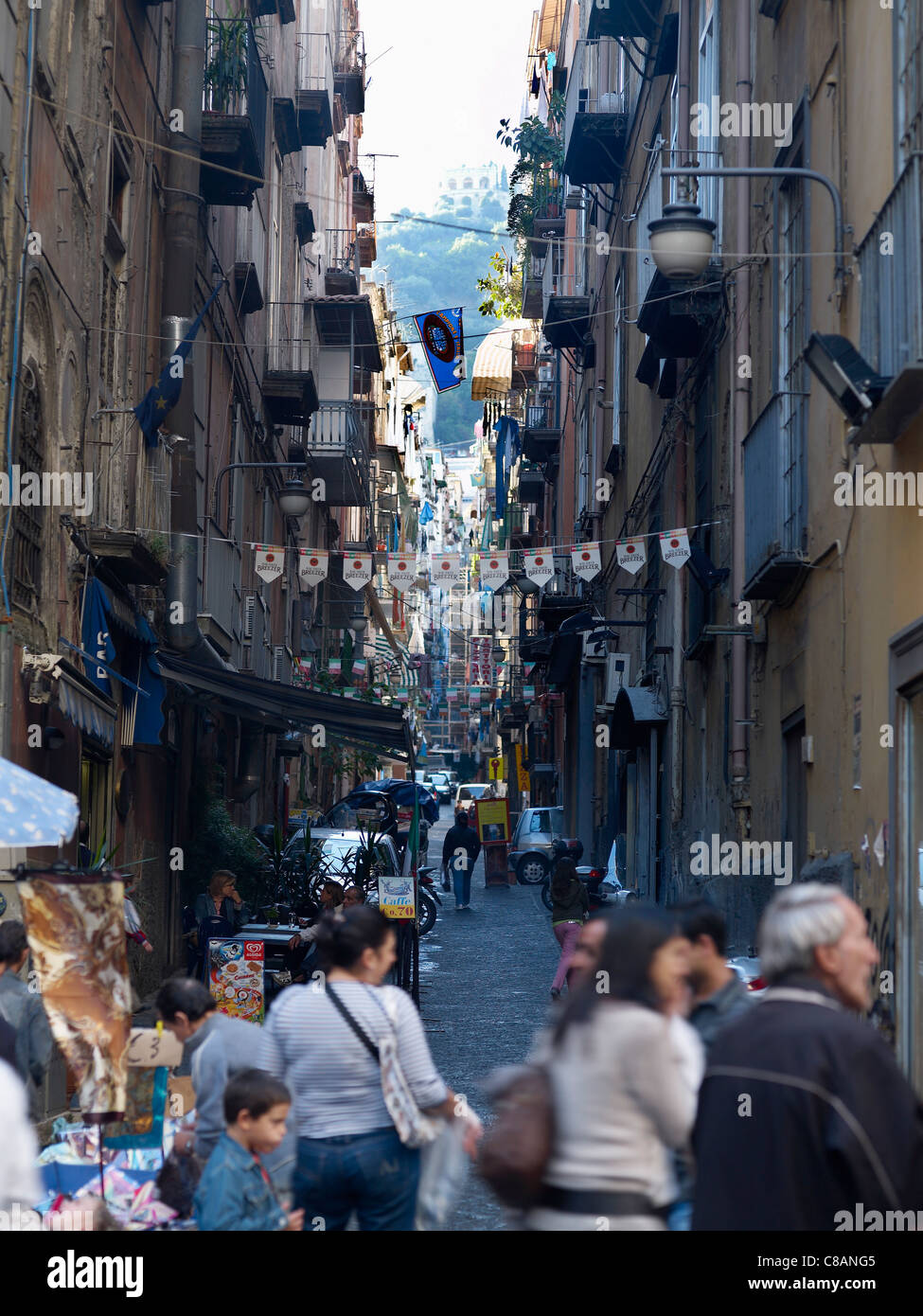 Rue piétonne étroite à Naples Banque D'Images