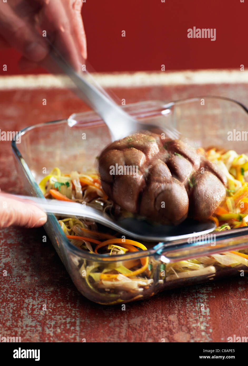 Les reins du rôti de veau avec les légumes émincés Banque D'Images