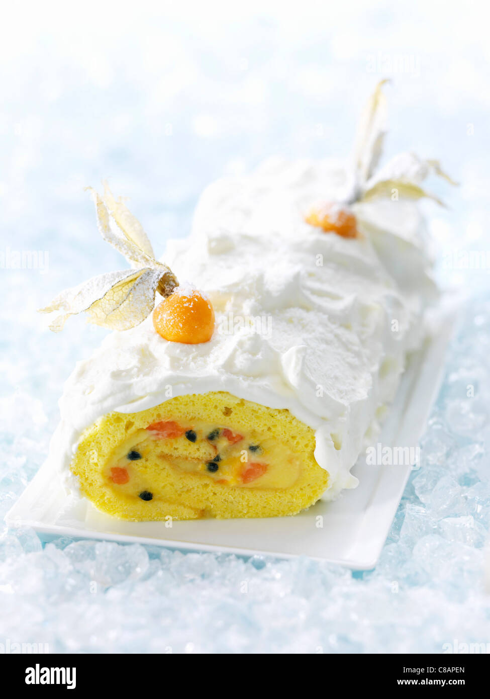 Journal roulé aux fruits exotiques gâteau de Noël Photo Stock - Alamy