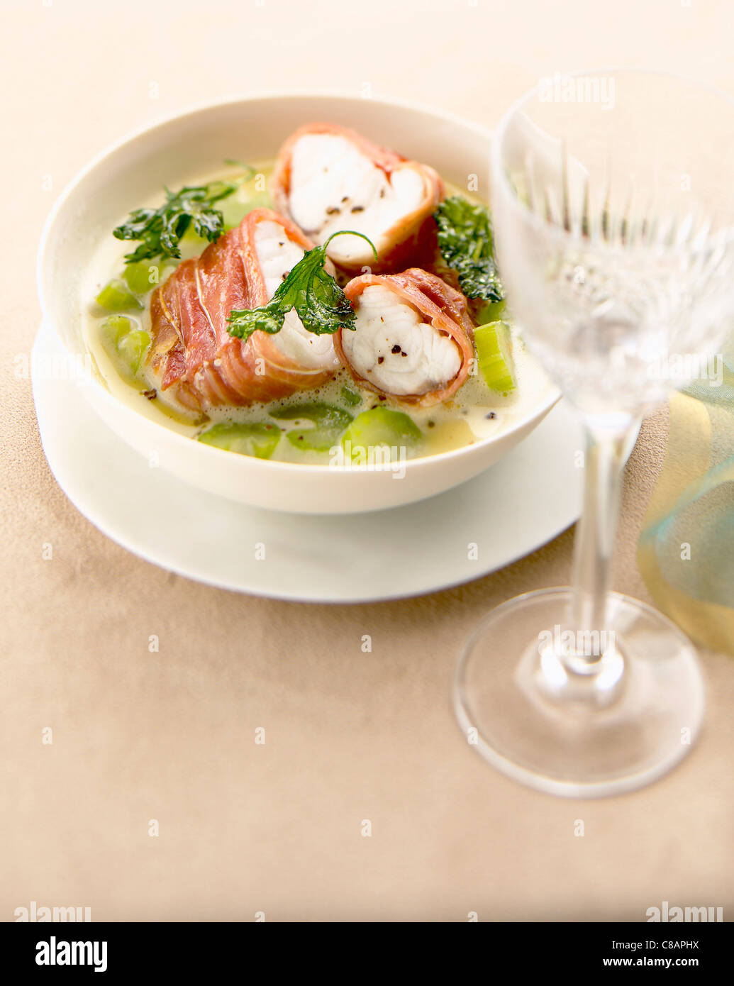 La baudroie enveloppés dans du jambon Serrano avec céleri Banque D'Images