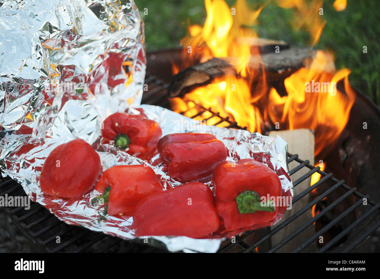 Poivrons rouges prêts à être cuits sur le barbecue Banque D'Images