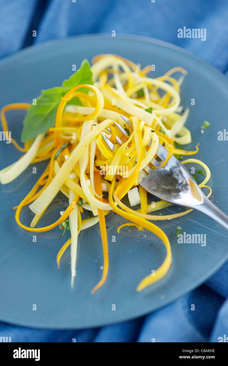 Salade de courgette jaune râpé Banque D'Images