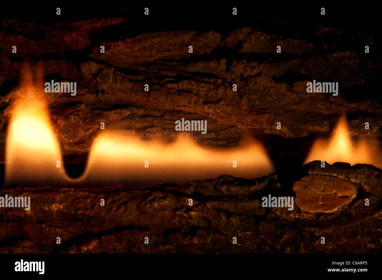 Flammes dans un foyer d'appartement à gaz Banque D'Images