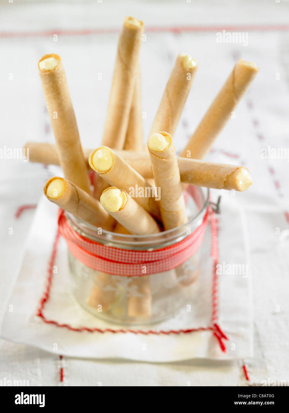 Cigarettes russes biscuits roulés rempli de crème catalane Banque D'Images