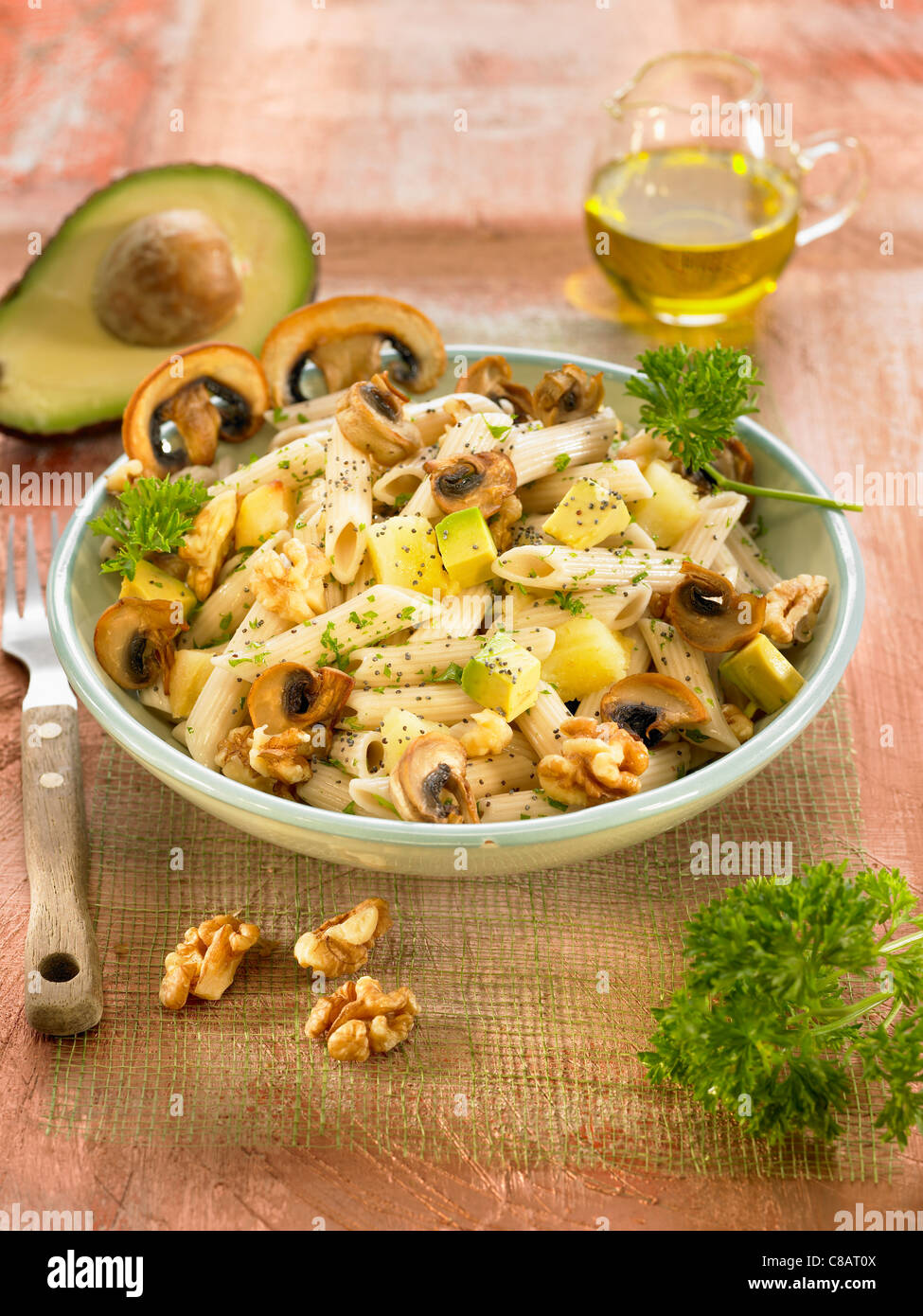 Pâtes aux champignons,avocat,les noix et graines de pavot Banque D'Images Pâtes aux champignons,avocat,les noix et graines de pavot Banque D'Images