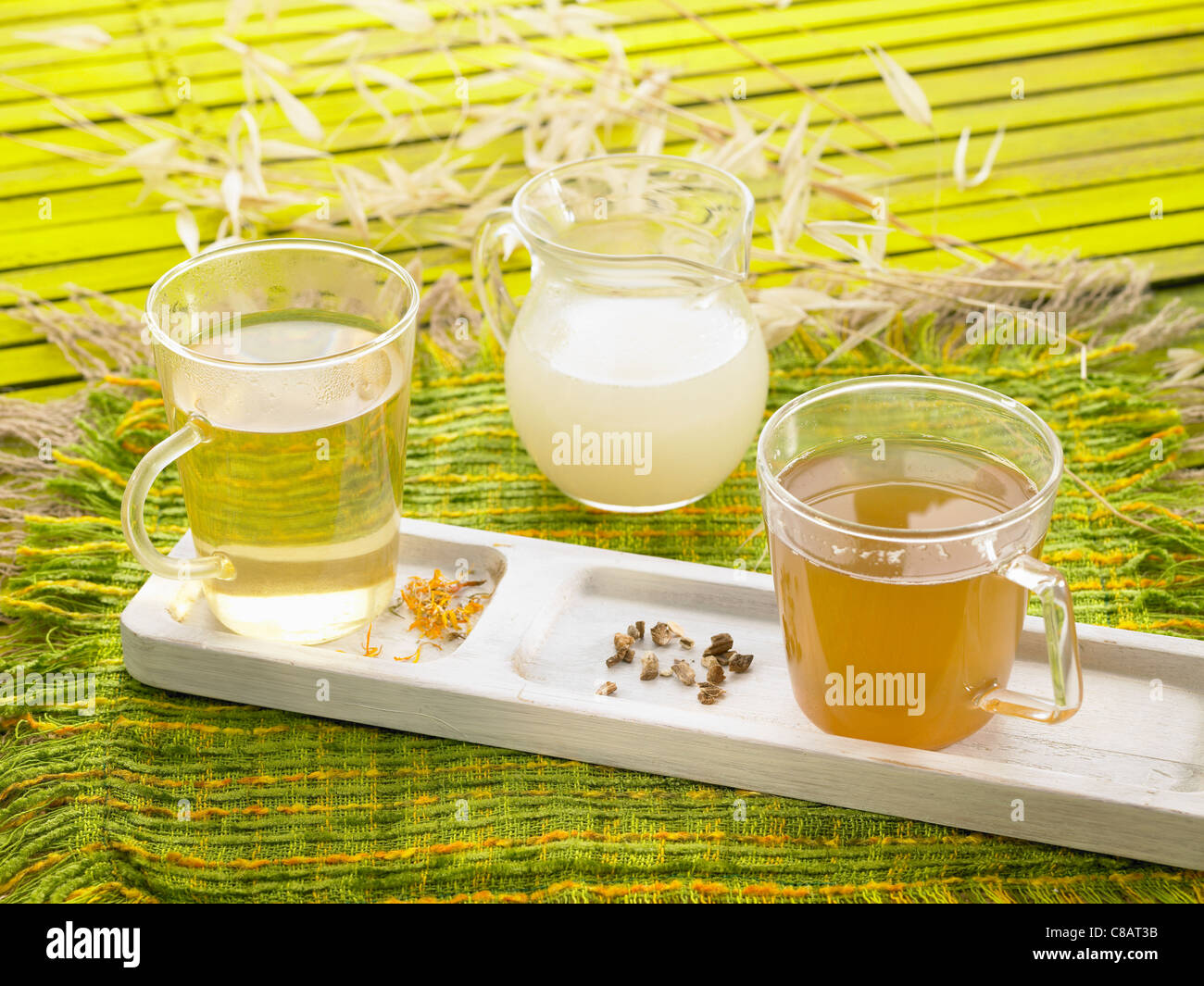 Infusion de calendula avoine,boire et Alpinia ga-langa verre Banque D'Images