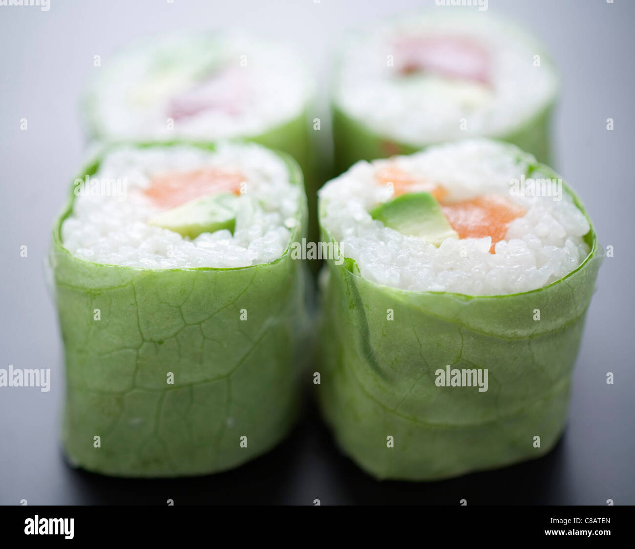 Makis saumon et d'avocat salade Banque D'Images