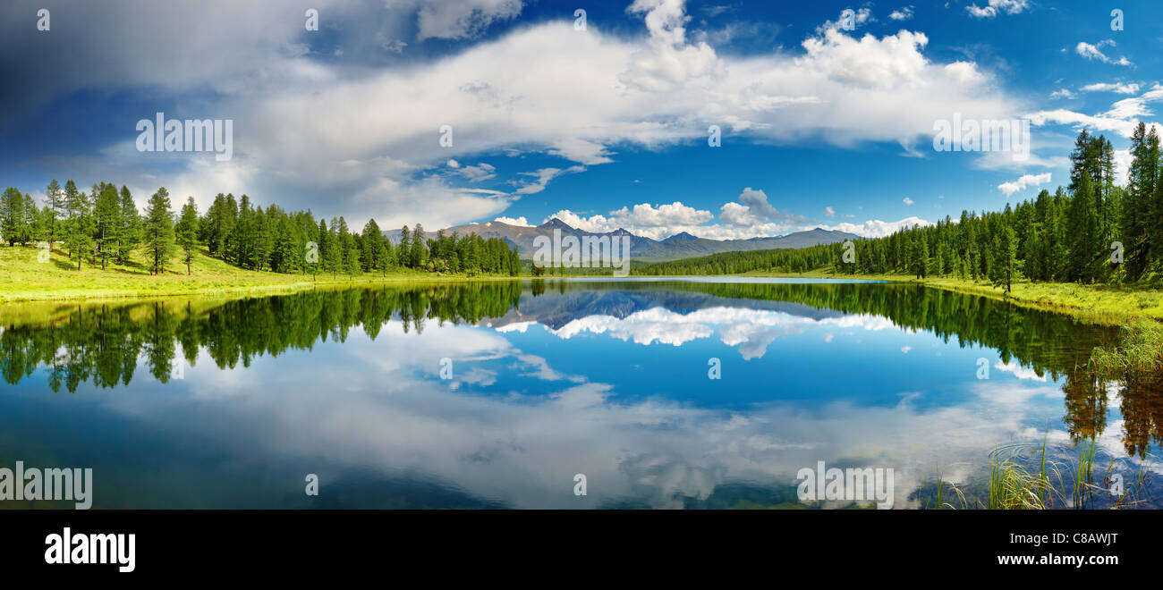 Magnifique lac dans les montagnes de l'Altaï Banque D'Images
