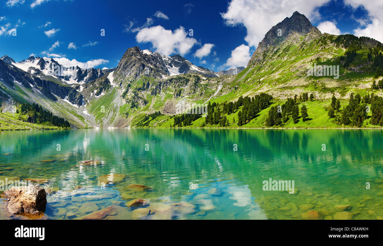 Beau lac turquoise en montagnes de l'Altaï Banque D'Images