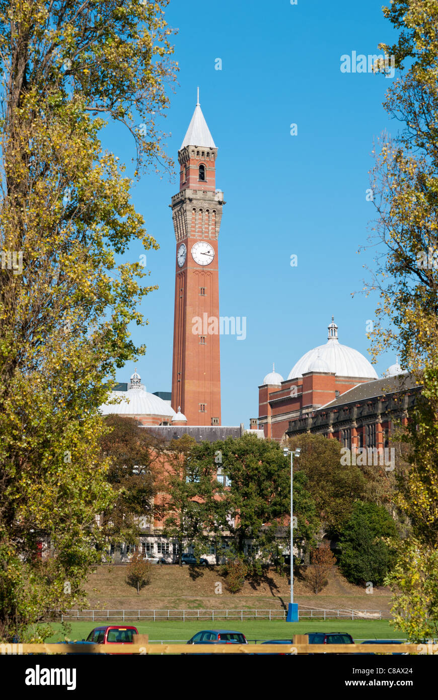 La tour de l'horloge, connu sous le nom de 'Big Joe', et great hall de l'université de Birmingham, vu de Selly Oak Banque D'Images