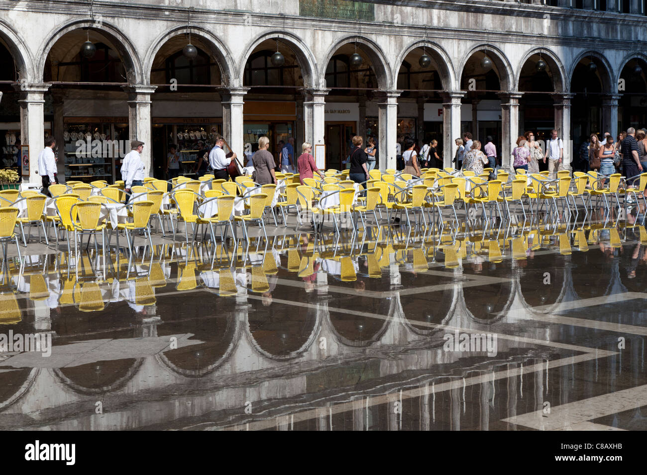 Reflets dans l'eau d'inondation dans la place Saint-Marc, à marée haute. Banque D'Images